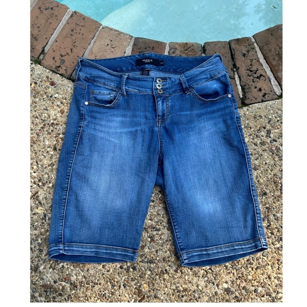Torrid (EUC) Jegging Bermuda Short, Super Soft, Medium Rise, Medium Wash